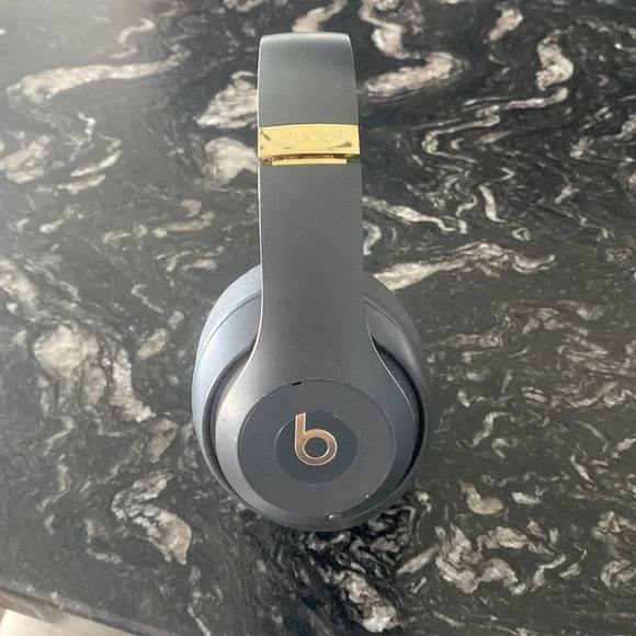 Barely worn, Beats Studio 3s. Grey and Gold